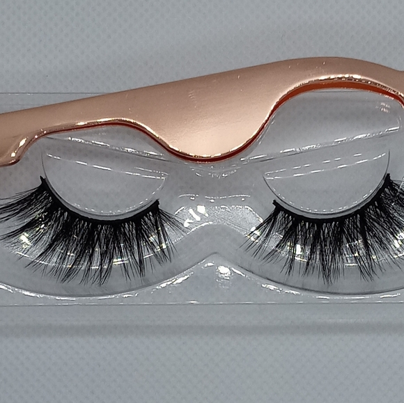 Lashes - Picture 4 of 5